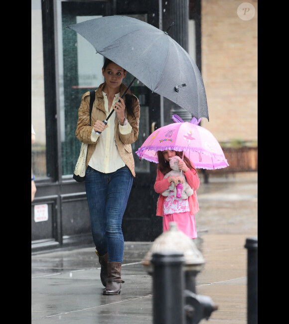 Suri Cruise et Katie Holmes sous la pluie de New York le 20 juillet 2012