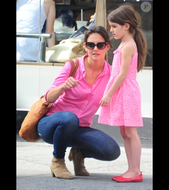 Suri Cruise avec sa maman Katie Holmes à New York le 15 juillet 2012
