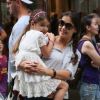 Suri Cruise dans les bras de sa mère Katie Holmes le 6 août 2012 à New York