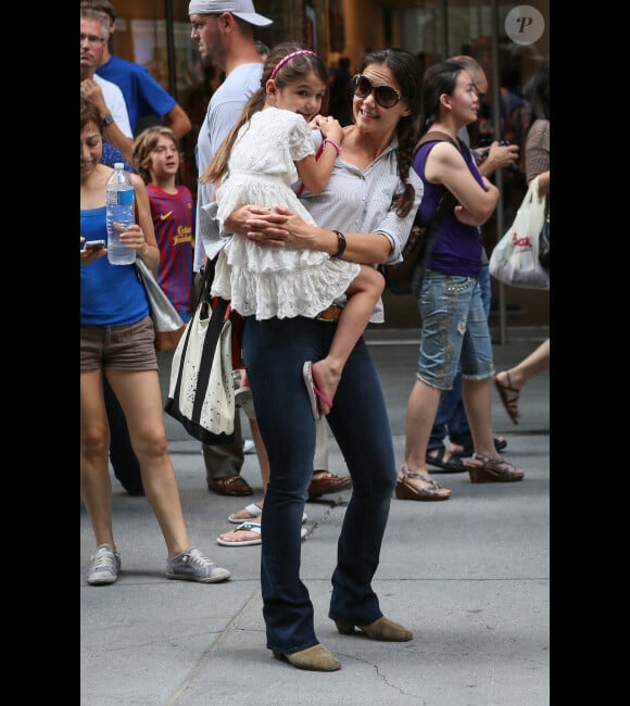 Suri Cruise dans les bras de sa mère Katie Holmes le 6 août 2012 à New York
