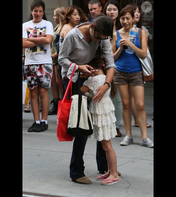 Suri Cruise avec sa mère Katie Holmes le 6 août 2012 à New York