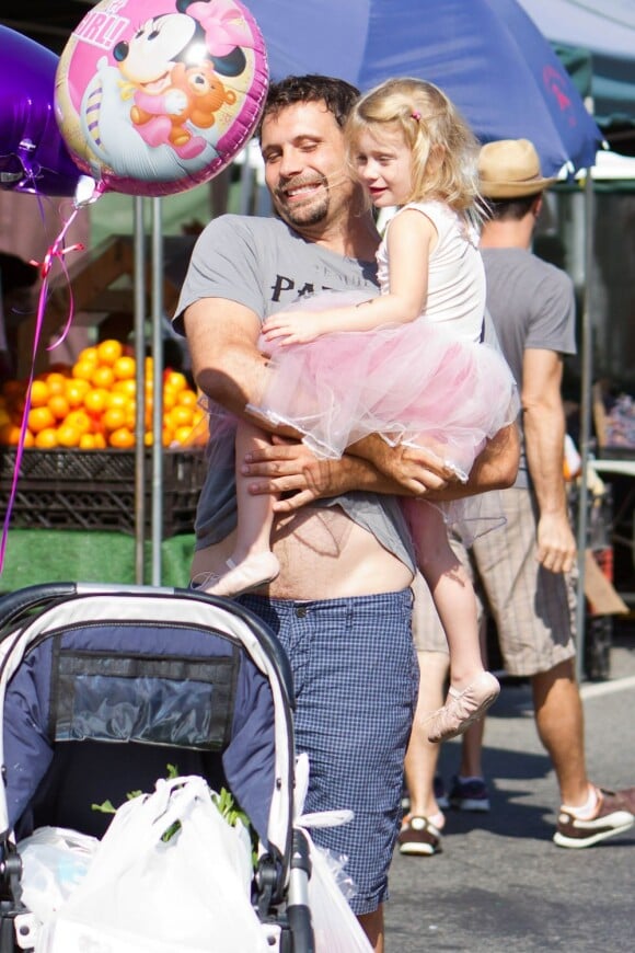 Jeremy Sisto avec sa fille Charlie Ballerina dans ses bras au Farmers Market de Studio City, à Los Angeles, le 19 août 2012. Son épouse Addie Lane suit, avec leur bébé Bastian né le 9 mars.
