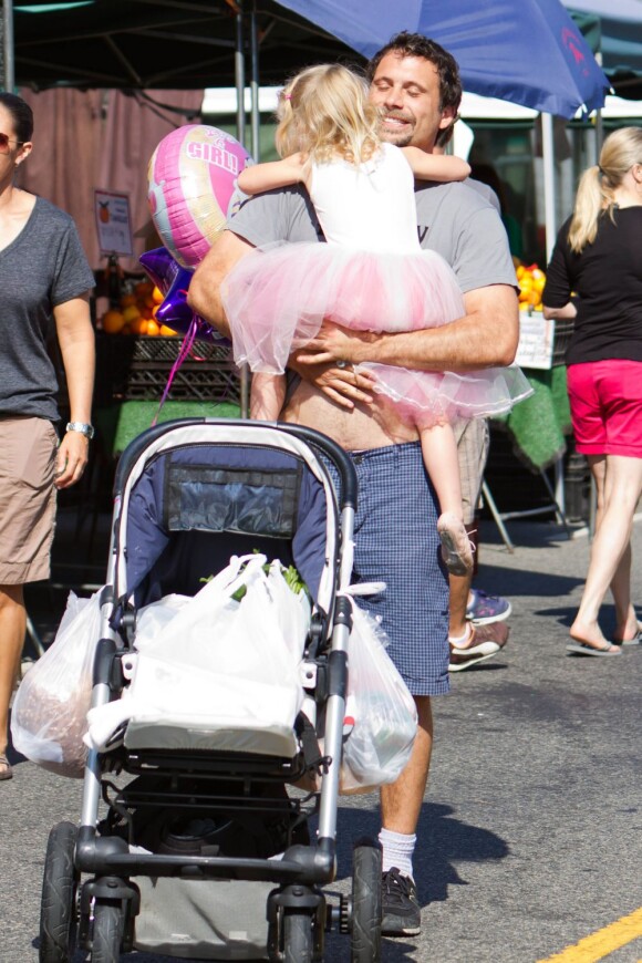 Jeremy Sisto avec sa petite Charlie Ballerina au Farmers Market de Studio City, à Los Angeles, le 19 août 2012. Son épouse Addie Lane suit, avec leur bébé Bastian né le 9 mars.