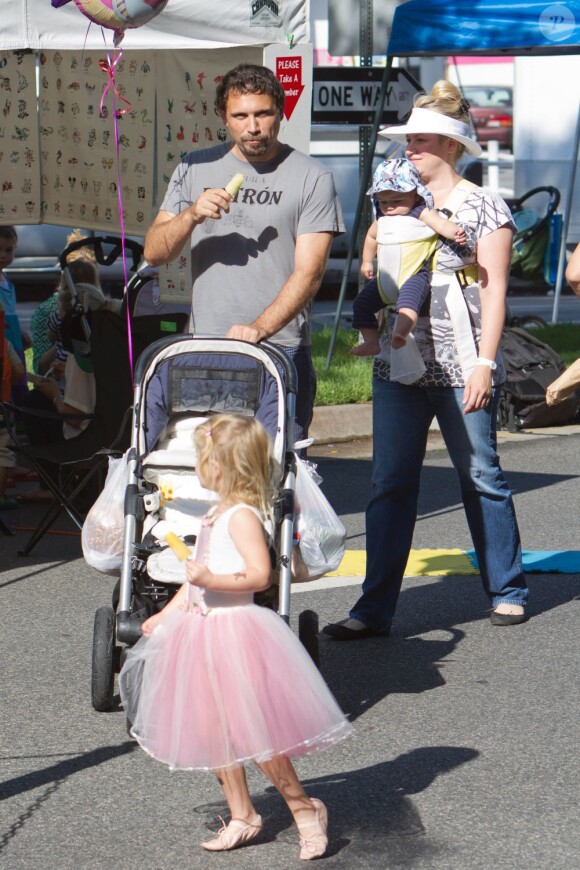 Jeremy Sisto avec sa femme Addie et leurs enfants Charlie Ballerina et Bastian Kick au Farmers Market de Studio City, à Los Angeles, le 19 août 2012.