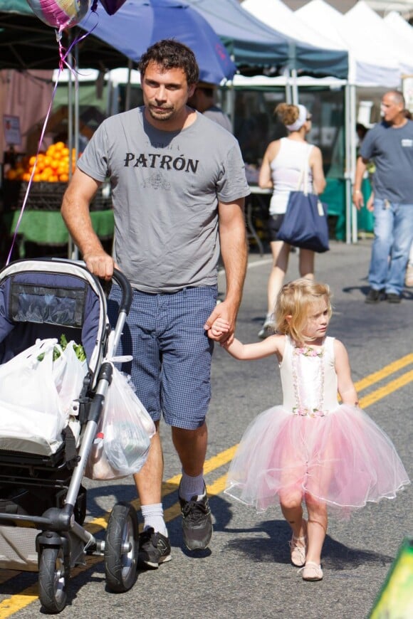 Jeremy Sisto avec sa petite Charlie Ballerina au Farmers Market de Studio City, à Los Angeles, le 19 août 2012. Son épouse Addie Lane suit, avec leur bébé Bastian né le 9 mars.