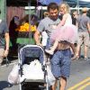 Jeremy Sisto, papa-poule, avec sa petite Charlie Ballerina au Farmers Market de Studio City, à Los Angeles, le 19 août 2012. Son épouse Addie Lane suit, avec leur bébé Bastian né le 9 mars.