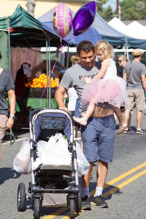 Jeremy Sisto, papa-poule, avec sa petite Charlie Ballerina au Farmers Market de Studio City, à Los Angeles, le 19 août 2012. Son épouse Addie Lane suit, avec leur bébé Bastian né le 9 mars.