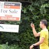 Robin van Persie et sa femme Bouchra le 20 août 2012 à Wilmslow dans le Cheshire à la recherche d'une maison après avoir signé un contrat avec Manchester United pour 12 millions de livres par an.