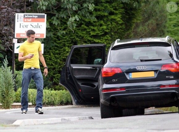 Robin van Persie et sa femme Bouchra le 20 août 2012 à Wilmslow dans le Cheshire à la recherche d'une maison après avoir signé un contrat avec Manchester United pour 12 millions de livres par an.