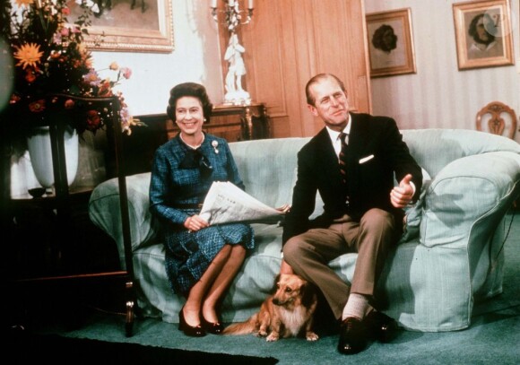 La reine Elizabeth II et le prince Philip en 1975 à Balmoral avec un de leurs corgis.
La princesse Beatrice d'York a eu une belle frayeur en apprenant que son Norfolk Terrier Max, âgé de 11 ans, avait été attaqué par les corgis de la reine le 12 août 2012.