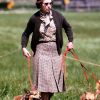 Elizabeth II promenant ses corgis à Windsor en 1980.
La princesse Beatrice d'York a eu une belle frayeur en apprenant que son Norfolk Terrier Max, âgé de 11 ans, avait été attaqué par les corgis de la reine le 12 août 2012.