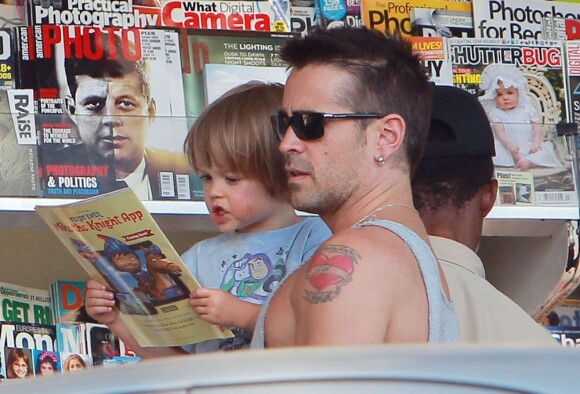 Colin Farrell et son fils Henry devant un kiosque à journaux à Los Angeles, le 20 août 2012.