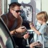 Colin Farrell et son fils Henry, bientôt 3 ans, à Los Angeles, le 20 août 2012.