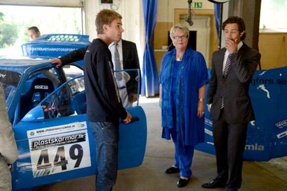 Le prince Carl Philip de Suède rencontrant le pilote espoir Sebastian Eriksson lors de sa visite à Hagfors le 21 août 2012.