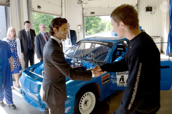 Le prince Carl Philip de Suède rencontrant le pilote junior Sebastian Eriksson lors de sa visite à Hagfors le 21 août 2012.
