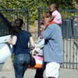Kristin Davis, Aaron Sorkin et la petite Gemma lors d'une balade à L.A. en juin 2012