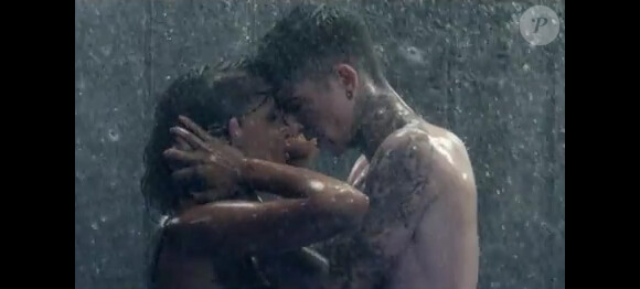 Shy'm, dans le clip On se fout de nous.