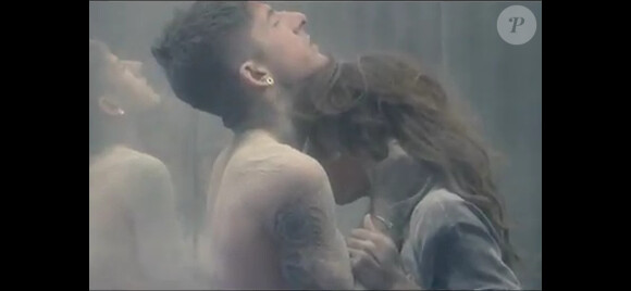 Shy'm, dans le clip On se fout de nous.