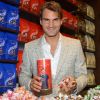 Roger Federer gourmand lors du lancement de la nouvelle boutique Lindt à New York City le 23 août 2012