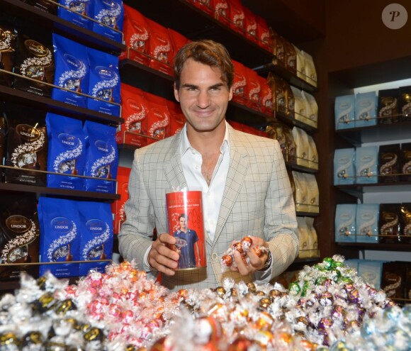 Roger Federer gourmand lors du lancement de la nouvelle boutique Lindt à New York City le 23 août 2012