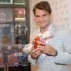 Roger Federer pose lors du lancement de la nouvelle boutique Lindt à New York City le 23 août 2012