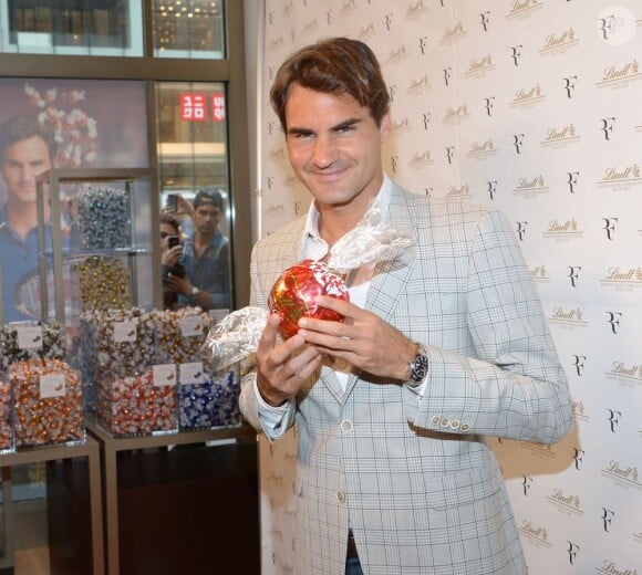 Roger Federer pose lors du lancement de la nouvelle boutique Lindt à New York City le 23 août 2012