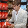 Roger Federer signe quelques boîtes de chocolat lors du lancement de la nouvelle boutique Lindt à New York City le 23 août 2012