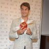 Roger Federer, tout content de son énorme chocolat lors du lancement de la nouvelle boutique Lindt à New York City le 23 août 2012