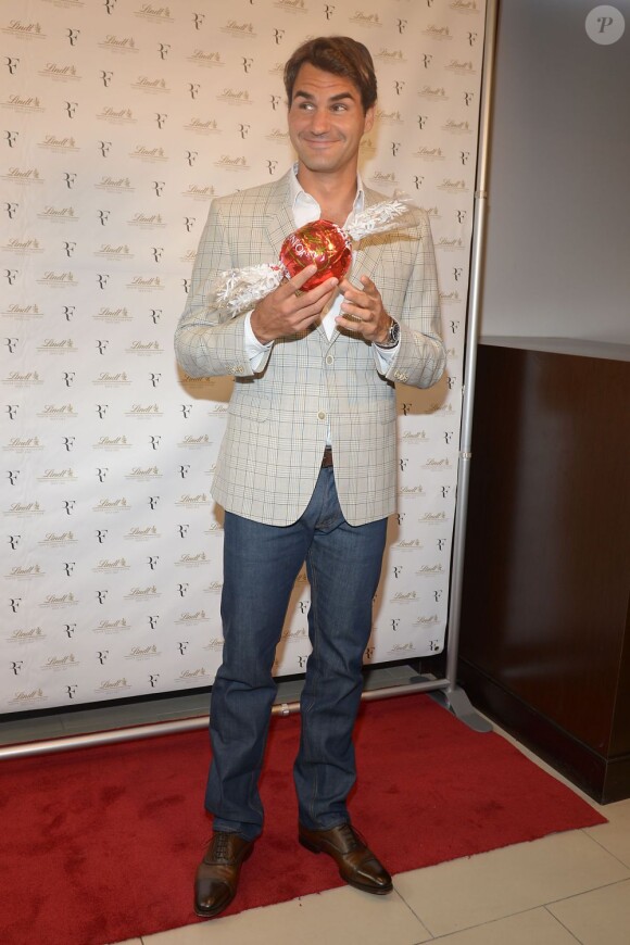 Roger Federer, tout content de son énorme chocolat lors du lancement de la nouvelle boutique Lindt à New York City le 23 août 2012