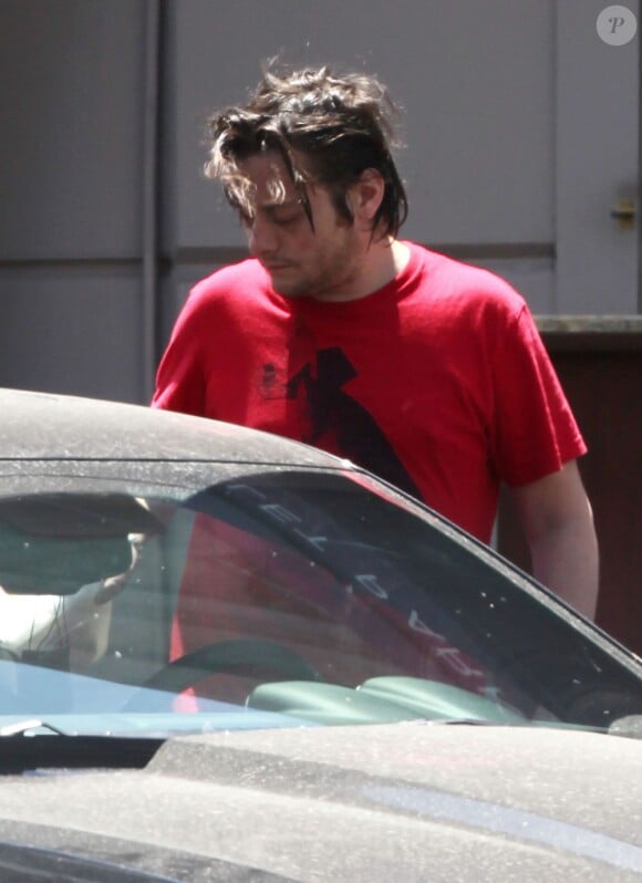 Edward Furlong consolé par une amie à Los Angeles, le 24 août 2012. Après une supposée agression, l'acteur a été vu dans un état second dans un quartier mal fréquenté de la Cité des anges, laissant planet le doute sur son mode de vie.