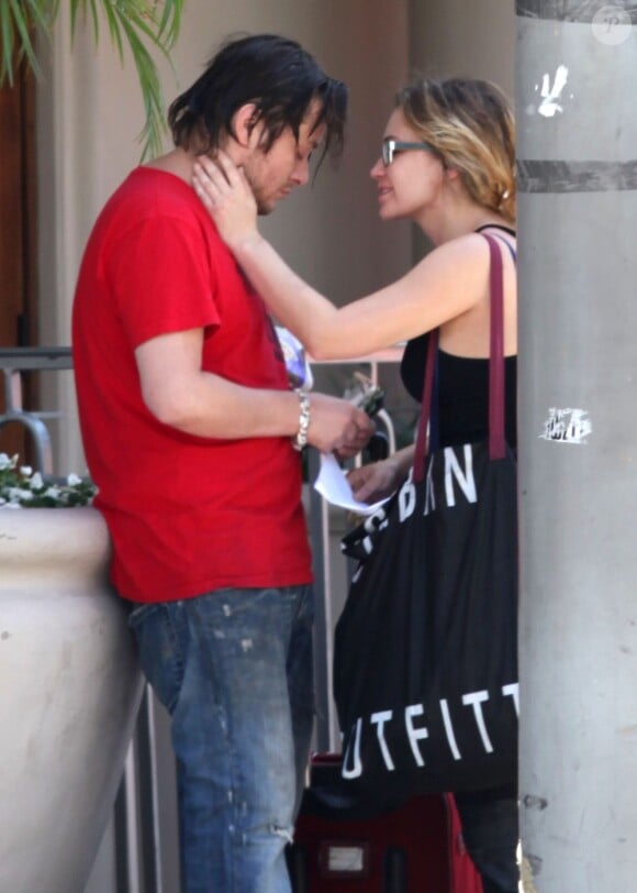 Edward Furlong consolé par une amie à Los Angeles, le 24 août 2012. Après une supposée agression, l'acteur a été vu dans un état second dans un quartier mal fréquenté de la Cité des anges, laissant planet le doute sur son mode de vie.