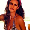Izabel Goulart dévoile son corps sexy pour la marque Agua Bendita