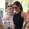 Exclusif - Victoria Beckham avec sa fille Harper dans les bras, quitte le restaurant Giggles N' Hugs à Century City. Le 26 août 2012.