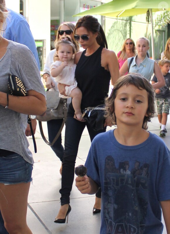 Exclusif - Victoria Beckham avec sa fille Harper dans les bras, quitte le restaurant Giggles N' Hugs à Century City. Le 26 août 2012.
