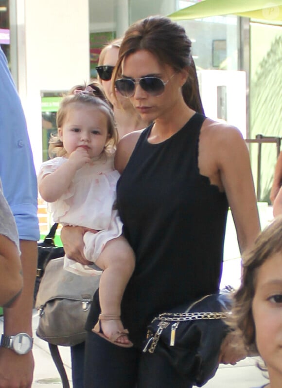 Exclusif - Victoria Beckham et sa fille Harper quittent le restaurant Giggles N' Hugs. Century City, le 26 août 2012.