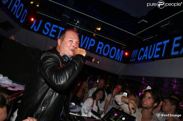 Cauet s'improvise DJ au VIP Room de Saint-Tropez et enflamme le dancefloor !