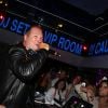 Sébastien Cauet s'amuse comme un petit fou aux platines du VIP Room de Saint-Tropez, le dimanche 26 août 2012.
