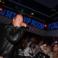 Cauet s'improvise DJ au VIP Room de Saint-Tropez et enflamme le dancefloor !