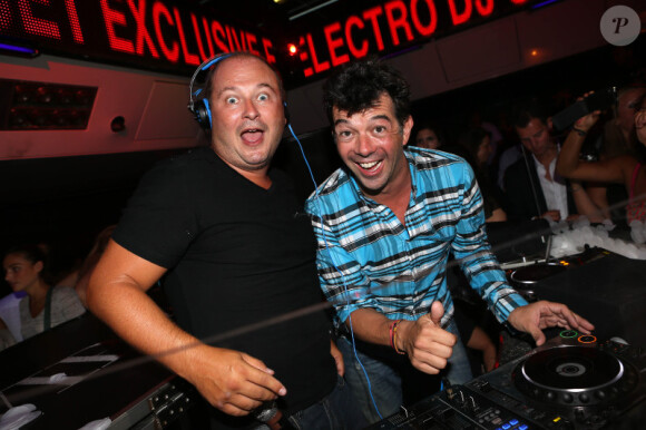 Sébastien Cauet et son ami Stéphane Plaza s'amusent comme des petits fous au VIP Room de Saint-Tropez, le dimanche 26 août 2012.