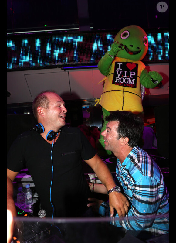 Sébastien Cauet et son ami Stéphane Plaza s'amusent comme des petits fous au VIP Room de Saint-Tropez, le dimanche 26 août 2012.