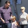 Exclusif - Michelle Williams, en famille avec son chéri Jason Segel et sa fille Matilda, profitent de l'après-midi à Studio City. Le 27 août 2012.