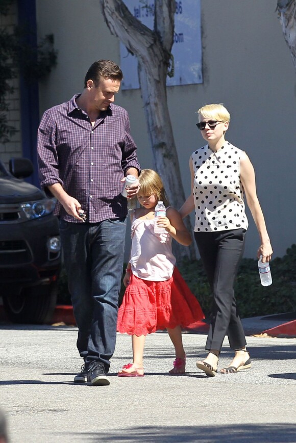 Exclusif - Michelle Williams, en famille avec son chéri Jason Segel et sa fille Matilda, profitent de l'après-midi à Studio City. Le 27 août 2012.