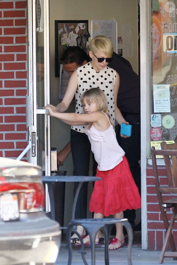 Michelle Williams et son petit ami Jason Segel vont déguster une glace chez KindKreme avec la petite Matilda après l'avoir récupérée à la sortie de l'école. Studio City, le 27 août 2012.