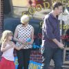 Michelle Williams, sa fille Matilda et son compagnon Jason Segel sortent de chez KindKreme après y avoir commandé des glaces. Studio City, le 27 août 2012.