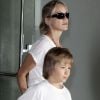 Sharon Stone et son fils Laird, 7 ans, à l'aéroport de Los Angeles, le 28 août 2012. La comédienne revient de Roumanie.