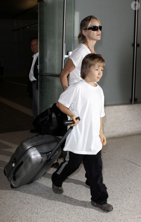 Sharon Stone et son fils Laird, 7 ans, à l'aéroport de Los Angeles, le 28 août 2012. La comédienne revient de Roumanie.