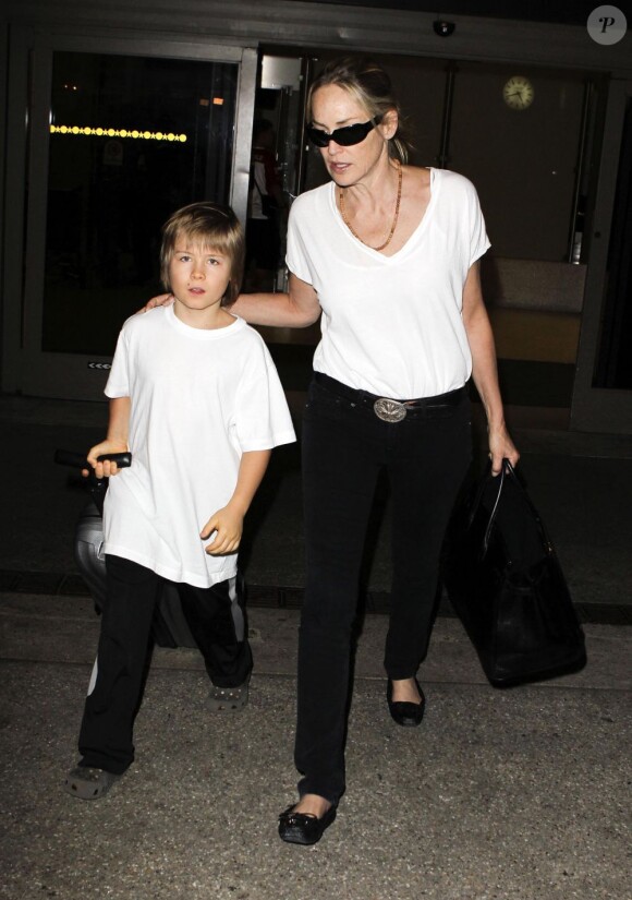 Sharon Stone et son fils Laird à l'aéroport de Los Angeles, le 28 août 2012.