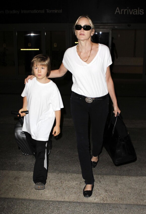 Sharon Stone et son fils Laird, 7 ans, à l'aéroport de Los Angeles, le 28 août 2012.