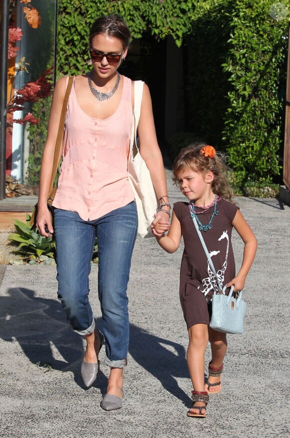 Jessica Alba et sa fille Honor quittent le salon de coiffure Andy LeCompte à Los Angeles. Le 31 août 2012.
