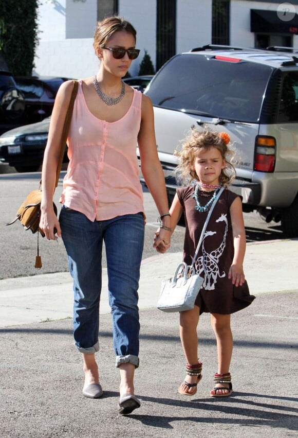 Jessica Alba et Honor s'accordent une après-midi shopping entre filles sous le soleil. Los Angeles, le 31 août 2012.
